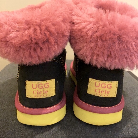 UGG CLASSIC CRYSTAL BUTTON ANKLE UGG BOOT ⭐️⭐️⭐️⭐️ - Picture 5 of 9